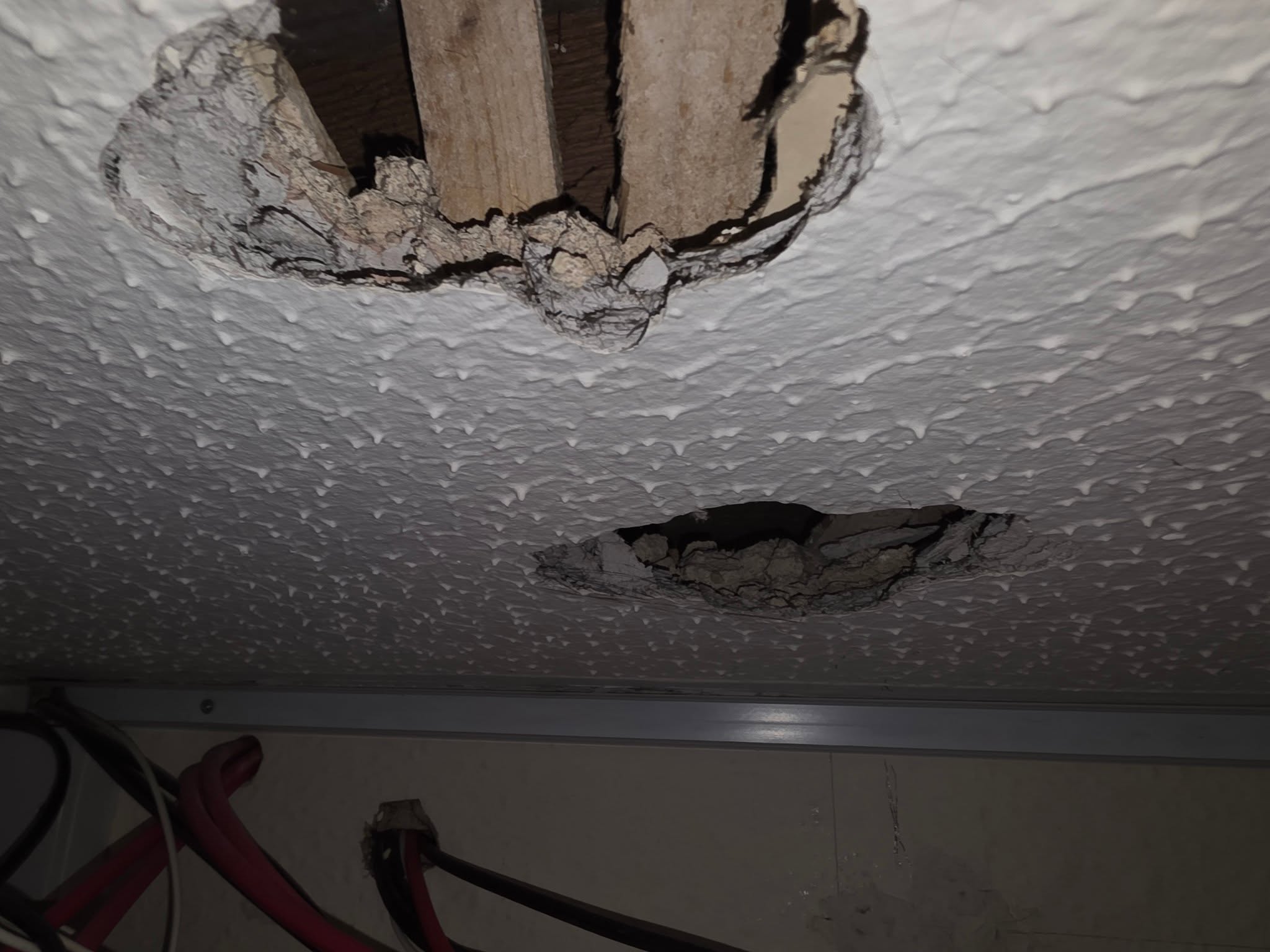 Asbestos in roof ceiling
